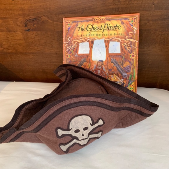 Disney Boney Pirate Hat & The Ghost Pirate Book - A Spirited Hologram Book - Picture 8 of 13